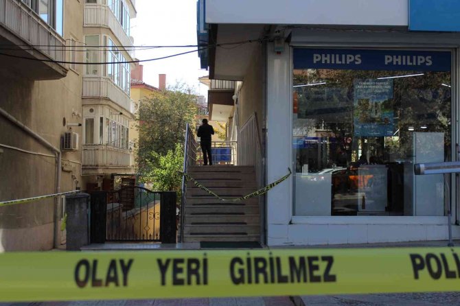 Ankara’da Bir Emekli Astsubay Eşini Vurup Ardından İntihar Etti