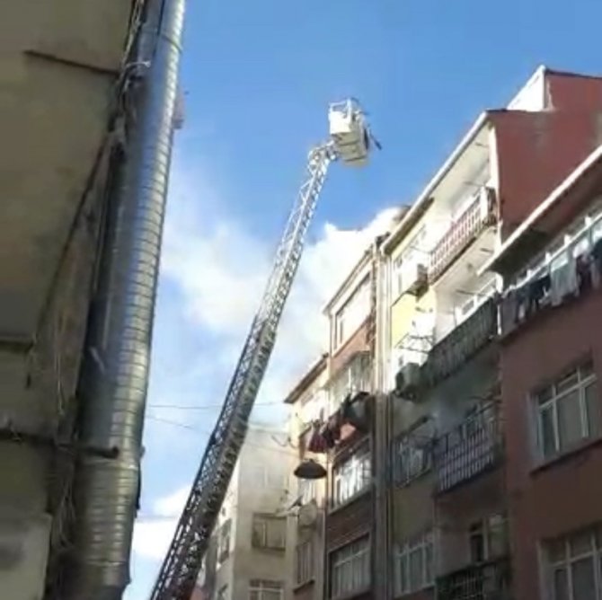 Fatih’teki Çatı Katı Yangını Mahalleliyi Sokağa Döktü