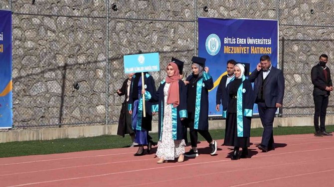 Bitlis Eren Üniversitesinde Pandemiden Sonra İlk Mezuniyet