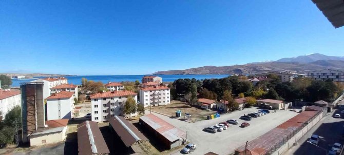 Bitlis’in Yüksek Kesimlerine Mevsimin İlk Karı Yağdı