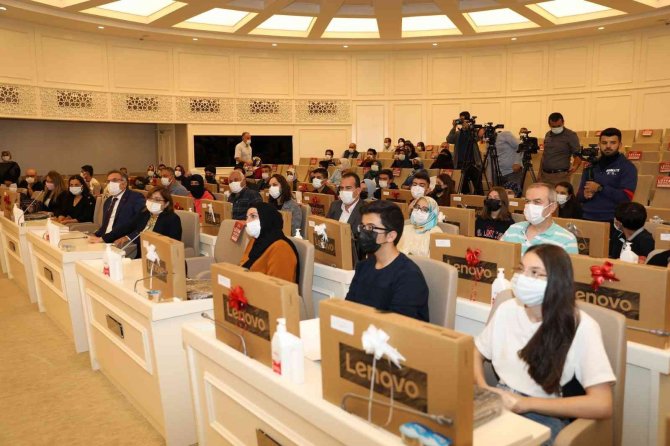 Gaziantep’te Lgs’de İlk 50’ye Giren Öğrencilere Dizüstü Bilgisayar Hediyesi