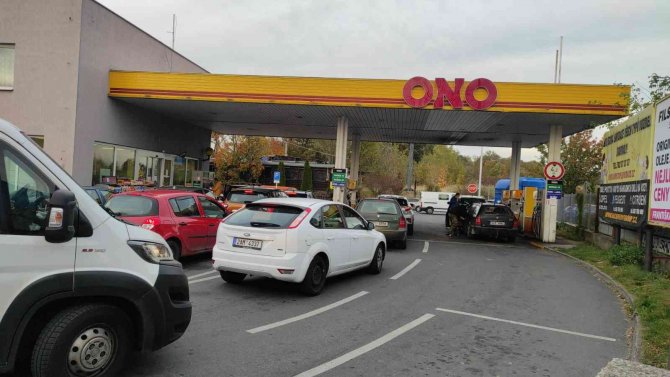 Çekler Ucuz Akaryakıt İstasyonlarında Uzun Kuyruklar Oluşturdu
