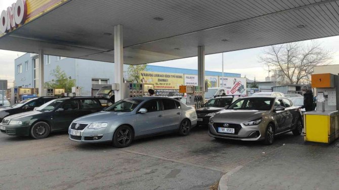 Çekler Ucuz Akaryakıt İstasyonlarında Uzun Kuyruklar Oluşturdu