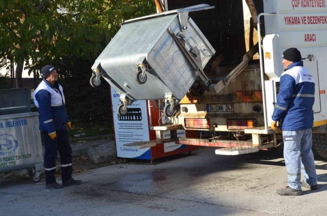 Çöp Konteynırları Yıkanarak Temizleniyor