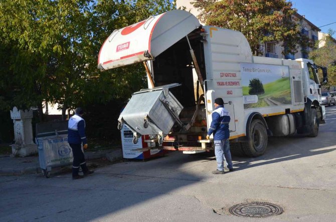 Çöp Konteynırları Yıkanarak Temizleniyor