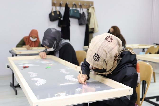 Ermek Kurslarında 195 Kursiyer, 7 Eğitmen Eşliğinde Hafta İçi Her Gün Eğitimlerine Devam Ediyor