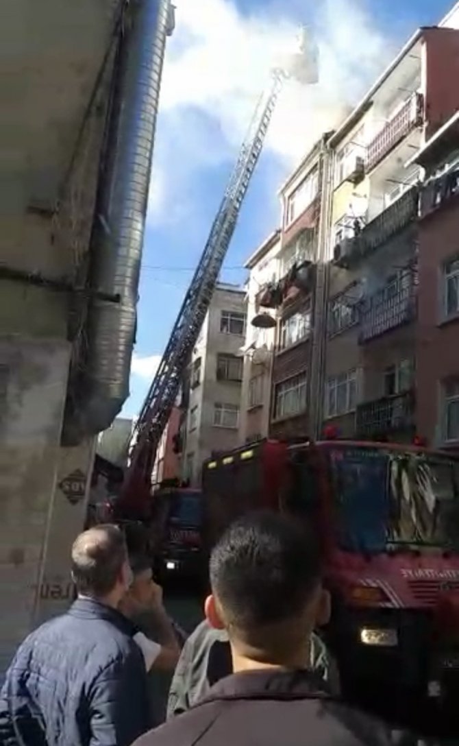 Fatih’teki Çatı Katı Yangını Mahalleliyi Sokağa Döktü