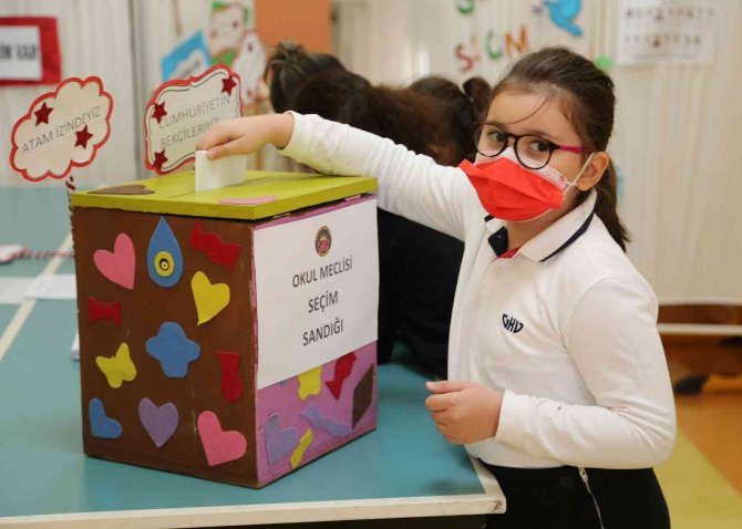 Gaziantep Kolej Vakfı Özel İ̇lkokulu’nda Seçim Heyecanı Sürüyor