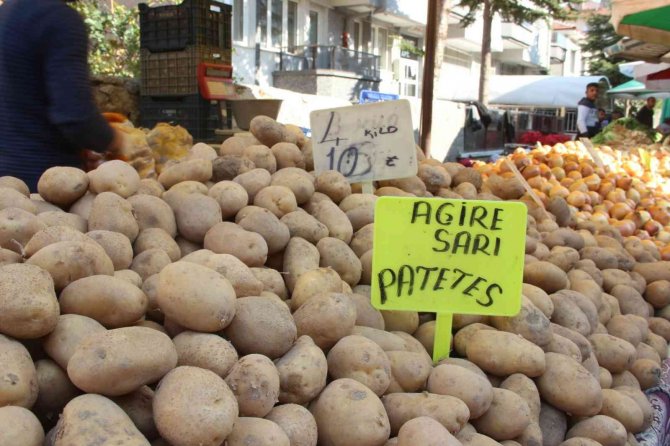 Afyonkarahisar’da Pazarın Dikkat Çekeni Hamsi Ve Patates Oldu