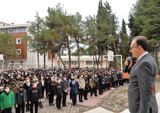Vali Kızılkaya Artık İ̇stiklal Marşı’nı Öğrencilerle Okuyacak