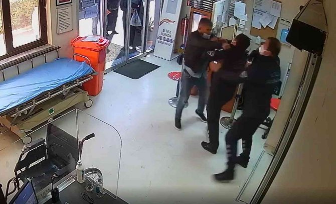 İ̇zmir’deki Hastanede Güvenlik Görevlilerine Saldırı Kamerada