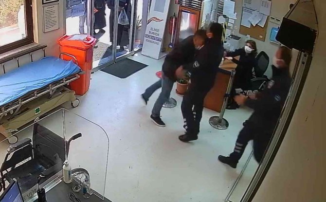 İ̇zmir’deki Hastanede Güvenlik Görevlilerine Saldırı Kamerada