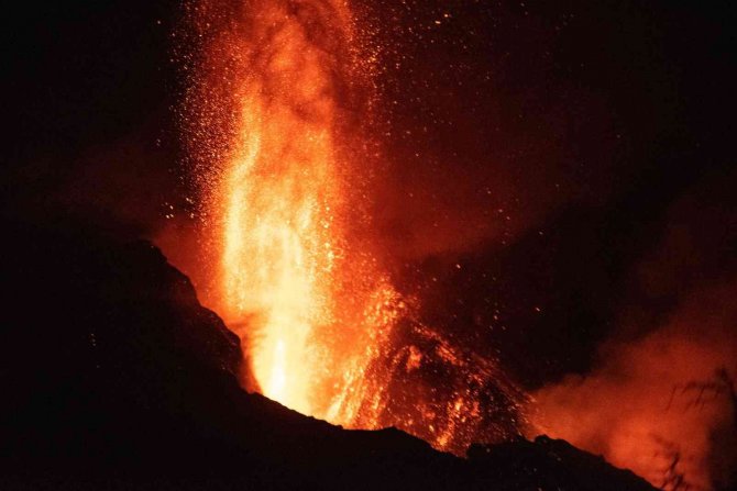 Kanarya Adaları Volkanoloji Enstitüsü: “La Palma’daki Yanardağ, Patlamasından Bu Yana En Aktif Durumda”