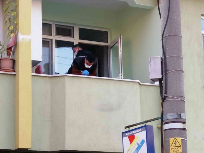Evinin Balkonundan Beton Zemine Düşen Zabıta Memuru Ağır Yaralandı