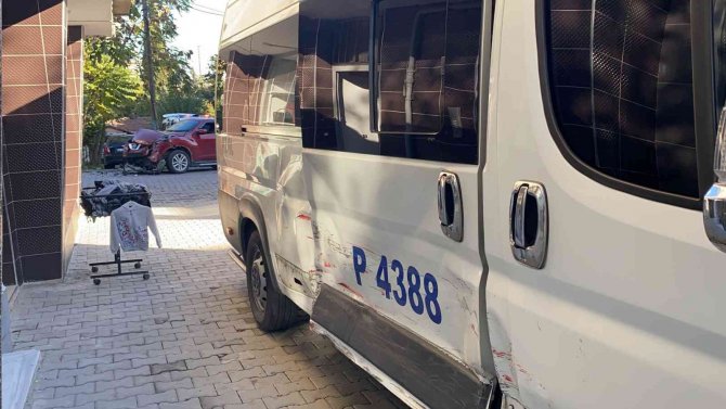 Servis Minibüsü İle Çarpışan Otomobildeki Çocuk Yaralandı