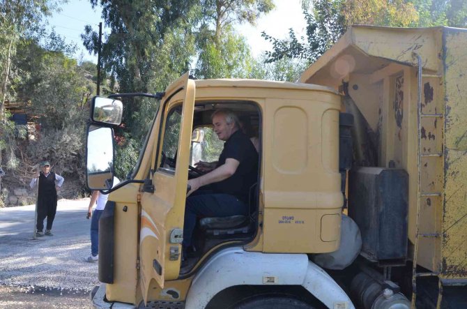 Başkan, Okuduğu Köyün Yolunu Asfaltladı