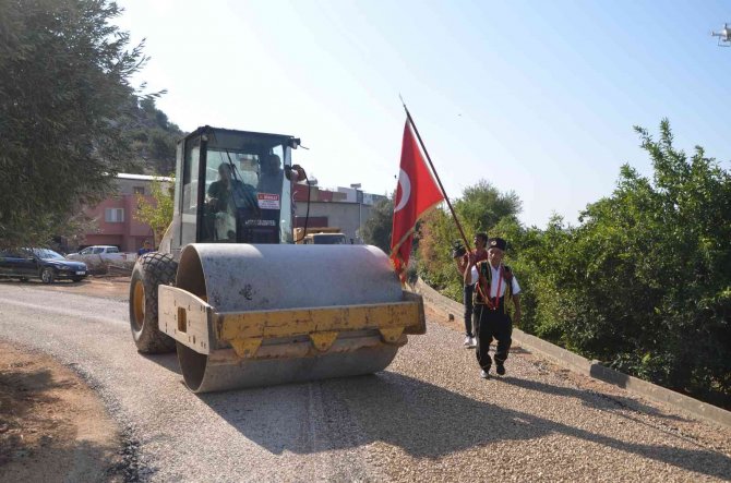 Başkan, Okuduğu Köyün Yolunu Asfaltladı