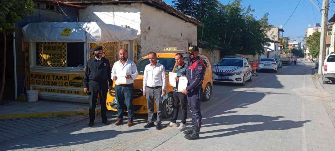 Jandarma Ekipleri Taksi Şoförlerini Bilgilendirdi