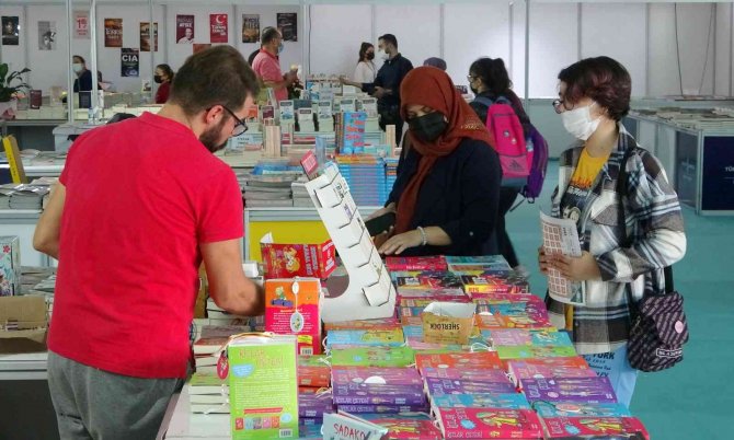 Osmaniye’de Kitap Fuarı’na Yoğun İlgi