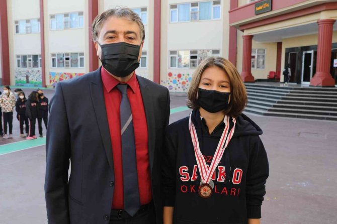 Sanko Okulları Yüzmede 16 Madalya Kazandı