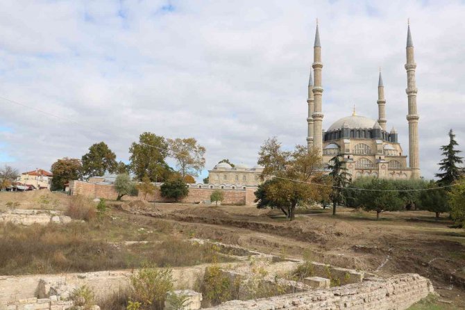 Selimiye Camisi Meydan Kazılarında Yeni Tarihi Kalıntılar Bulundu