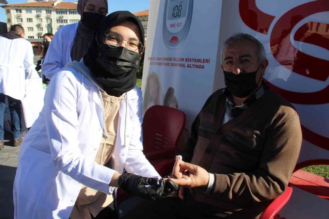 Öğrenciler Şeker Ölçtü, Tecrübe Kazanıp Bilgi Paylaştı