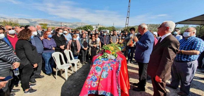 Halk Müziği Sanatçısı Musa Eroğlu’nun Eşi Mersin’de Toprağa Verildi