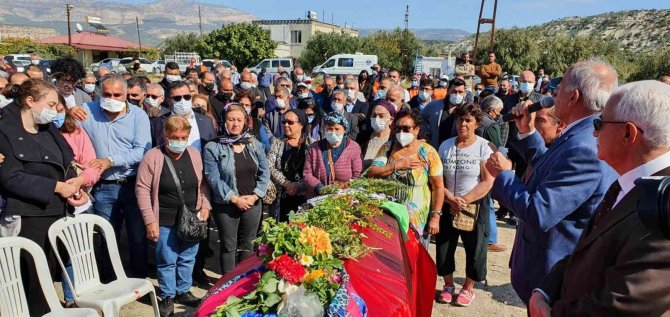 Halk Müziği Sanatçısı Musa Eroğlu’nun Eşi Mersin’de Toprağa Verildi