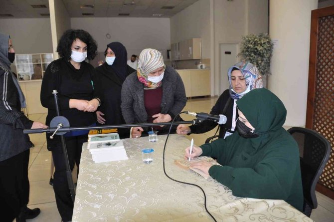 Pursaklar’da Emine Şenlikoğlu Konferansına Yoğun İlgi