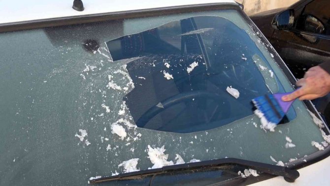 Yozgat’ta Soğuk Hava Araç Camlarını Dondurdu