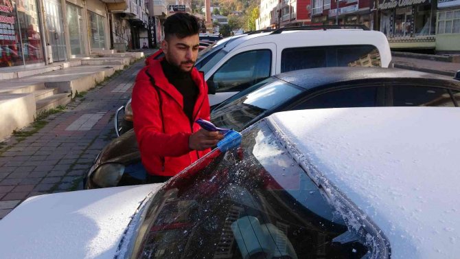 Yozgat’ta Soğuk Hava Araç Camlarını Dondurdu