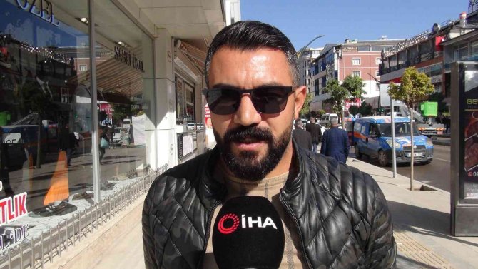 Pencerenin Demir Korkuluklarına Sıkışan Kedi Kurtarıldı