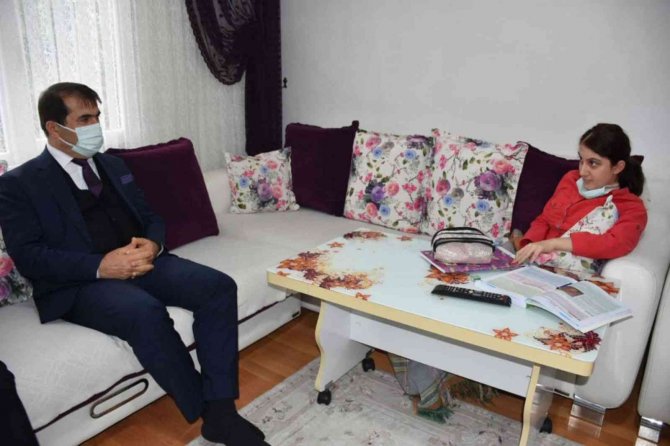 Omurilik Hastası Yürüme Engelli Bilge Aras Evde Eğitim Almanın Mutluluğu Yaşıyor