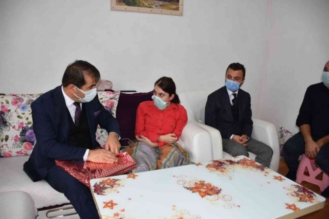 Omurilik Hastası Yürüme Engelli Bilge Aras Evde Eğitim Almanın Mutluluğu Yaşıyor