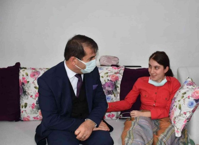 Omurilik Hastası Yürüme Engelli Bilge Aras Evde Eğitim Almanın Mutluluğu Yaşıyor