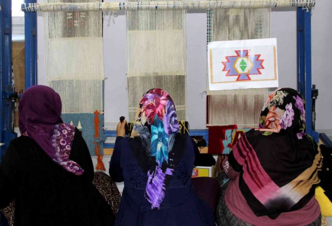 Bin Yıllık Motifler İlmek İlmek Kilimlere İşleniyor