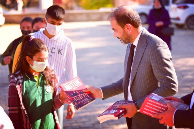 Chp Elazığ İ̇l Başkanı Duran, Öğrencilere Nutuk Kitabını Hediye Etti