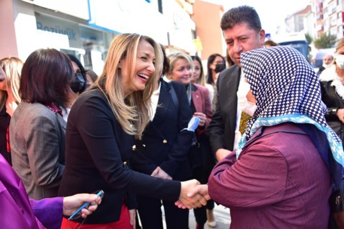 Chp’li Nazlıaka, Bilecik’te Kadınlarla Bir Araya Geldi
