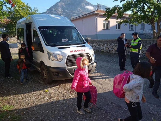 Çorum’da Jandarma Timleri Okul Servislerini Denetledi
