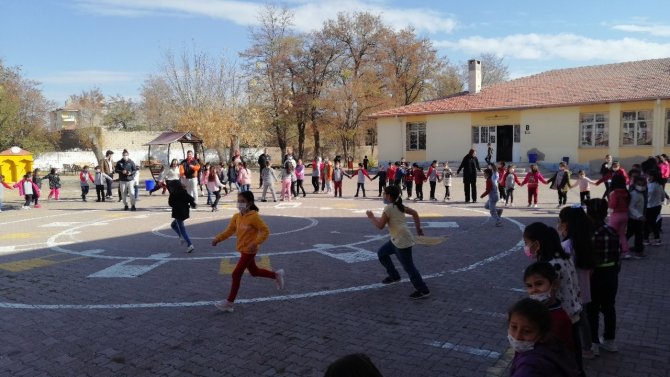Erü Spor Bilimleri Fakültesi’nden Tomarza’da ‘Sporla Tanışan Minik Yürekler’ Etkinliği