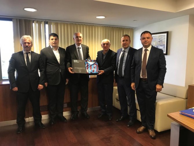Mekap Deri Ve Ayakkabı Sanayi Ticaret A.ş. Yönetim Kurulu Başkanı Selçuk İ̇skender’den Anlamlı Hediye
