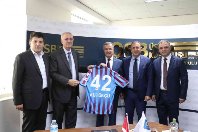 Mekap Deri Ve Ayakkabı Sanayi Ticaret A.ş. Yönetim Kurulu Başkanı Selçuk İ̇skender’den Anlamlı Hediye