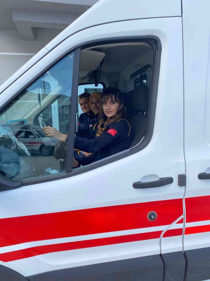Eğirdir’in Tek Kadın Ambulans Şoförü Tuğba Bolat Zamanla Yarışıyor, Hayat Kurtarıyor