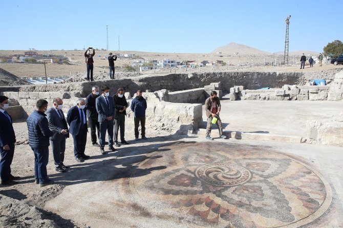 Kayseri’de İ̇ç Anadolu’nun En Büyük Mozaik Yapısına Ulaşıldı