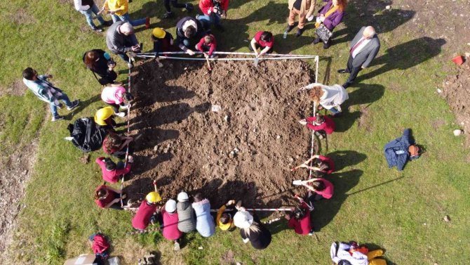 Minikler Kazı Yapıp Buldukları Eserleri Müzeye Teslim Etti