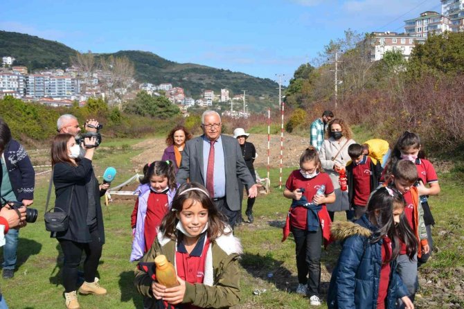 Minikler Kazı Yapıp Buldukları Eserleri Müzeye Teslim Etti