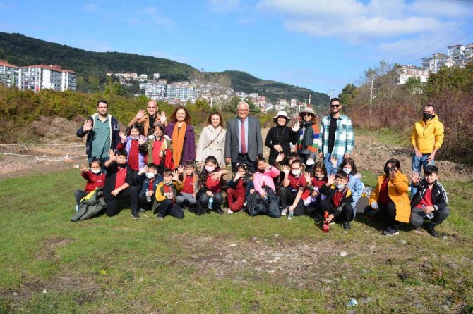 Minikler Kazı Yapıp Buldukları Eserleri Müzeye Teslim Etti