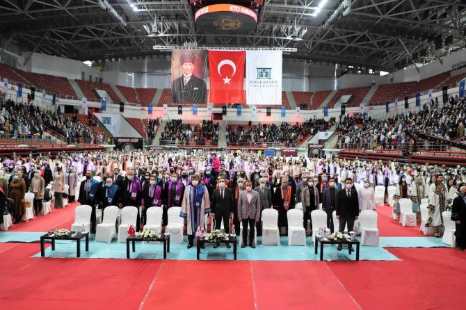 Kto Karatay Üniversitesinde Mezuniyet Coşkusu