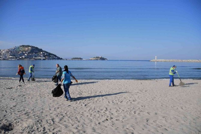 Kuşadası’nda Sahilden 75 Kilogram Atık Toplandı