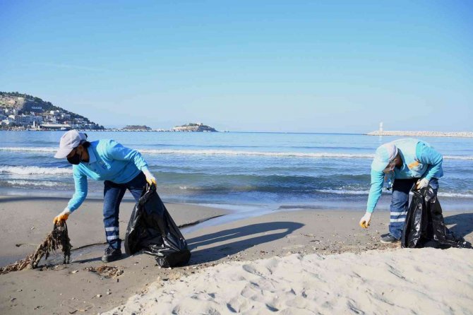 Kuşadası’nda Sahilden 75 Kilogram Atık Toplandı
